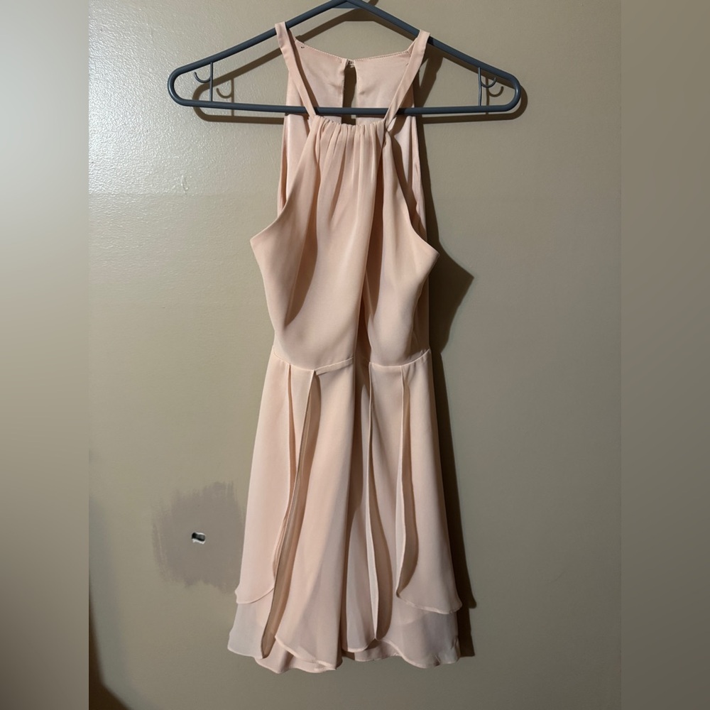 Elegant Sleeveless Dress in Light Peach